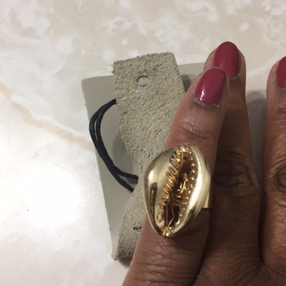 Urban Outfitters Gold Cowrie Shell Ring - Picture 6 of 10